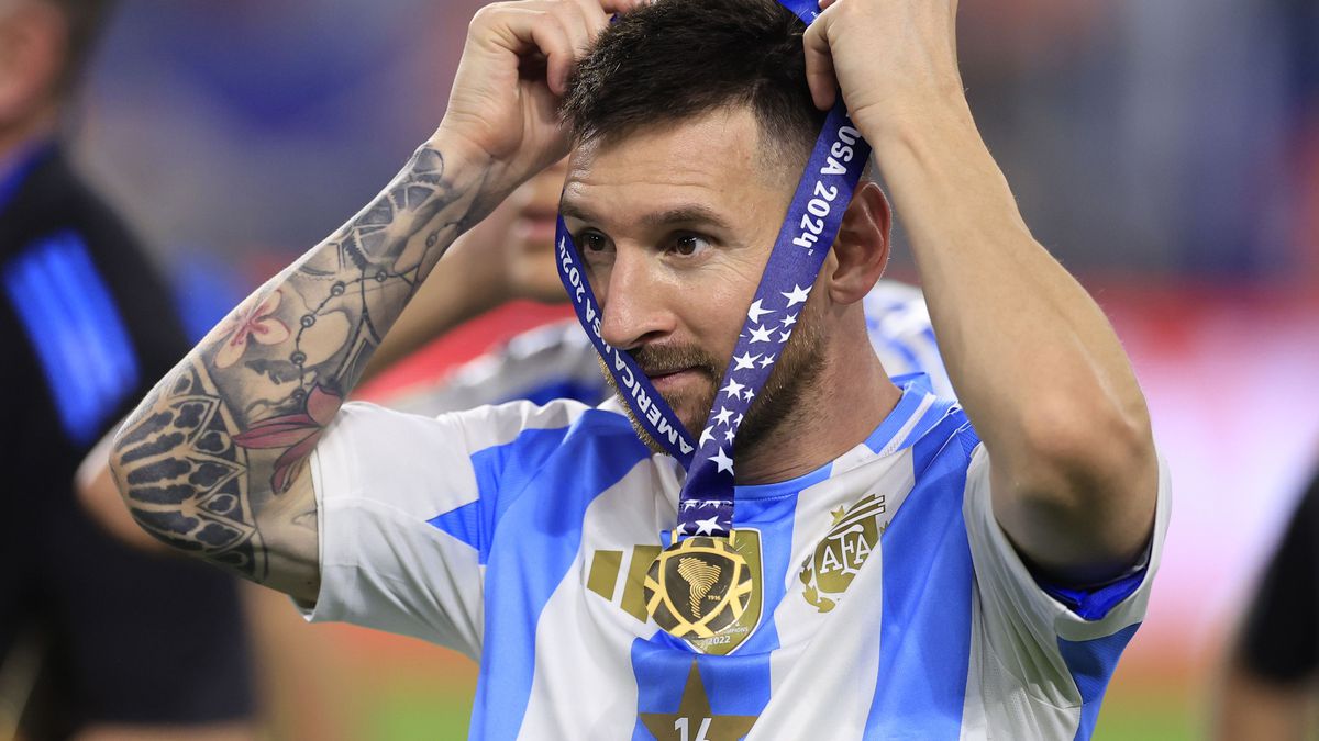 Zo tikt het lekker aan: Lionel Messi ontvangt een prijs voor zijn prijzen