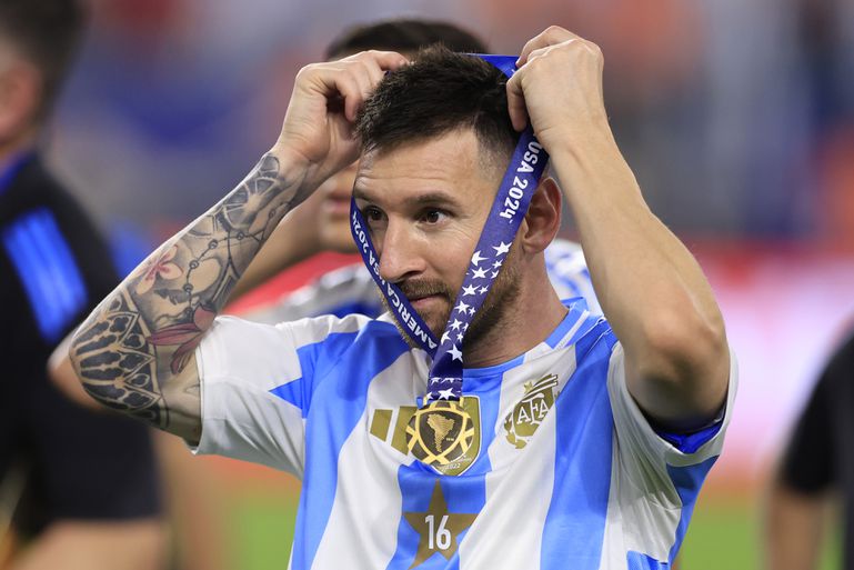 Zo tikt het lekker aan: Lionel Messi ontvangt een prijs voor zijn prijzen