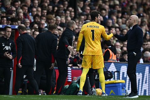 Arne Slot beschuldigt Premier League van ellendige blessure: 'Dat is hier niet gebruikelijk'