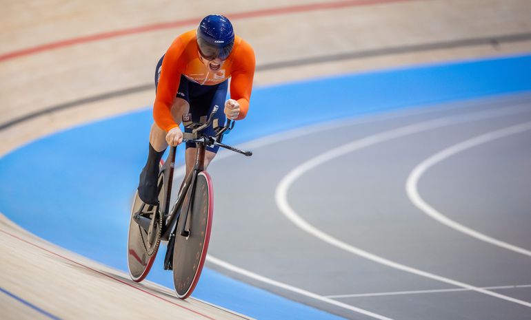 Harrie Lavreysen slaat keihard terug na teleurstelling: sprintfenomeen rijdt landgenoot uit de boeken bij WK baanwielrennen