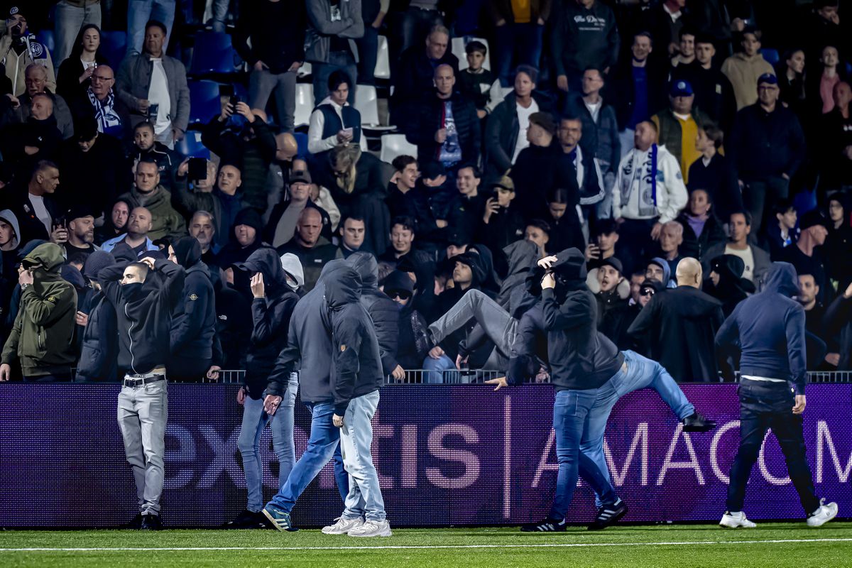 Totale chaos in de KKD: problemen door rellende supporters en dichte mist, Vitesse nieuwe hekkensluiter