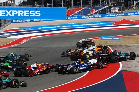 Max Verstappen lacht dankzij chaos in Formule 1-sprintrace: drama voor beide McLarens in eerste bocht