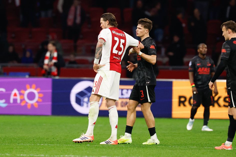 Ajax-aanvaller Wout Weghorst verklaart opstootje met AZ-speler Wouter Goes: 'Het was geen elleboog'