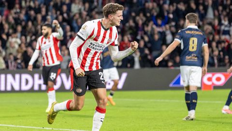 PSV-trainer Peter Bosz kijkt ogen uit met 'serieuze optie in spits': 'Van héél hoog niveau'