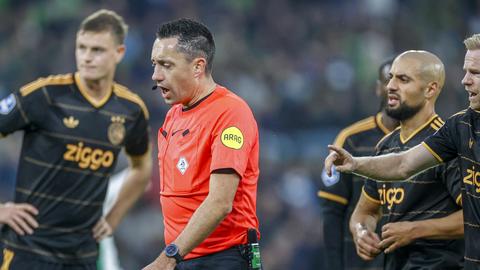 Scheidsrechter Dennis Higler grijpt hoofdrol bij FC Groningen - Ajax met discutabel moment