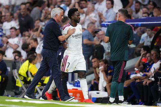 Real Madrid-coach José Mourinho springt in de bres voor geplaagde sterspeler: 'Als ik in zijn schoenen had gestaan...'