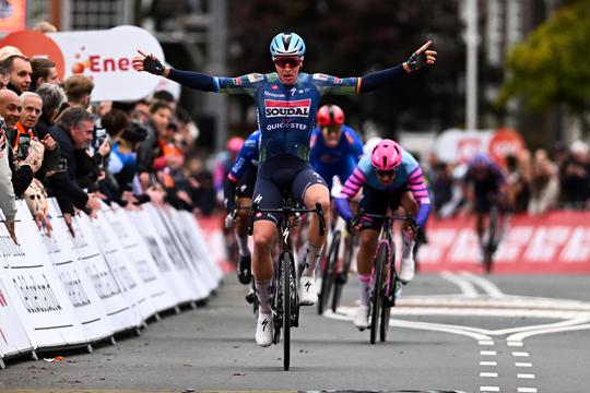 Topsprinter Dylan Groenewegen grijpt naast zege in slotrit Eneco Tour, Victor Campenaerts wint eindklassement