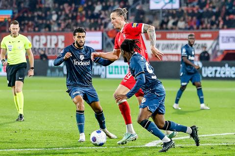 Live Eredivisie | Onrust na doelpunt FC Utrecht op bezoek bij FC Twente, Ajax profiteert maximaal in Groningen