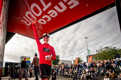 Nederlands kampioene wielrennen wint eindklassement Eneco Tour; harde valpartij tijdens etappe in Arnhem