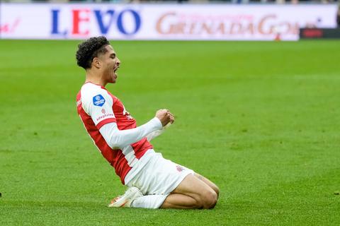 Live Eredivisie | AZ krabbelt op na valse start tegen Cambuur, Thijs Oosting doet vader pijn in IJsselderby