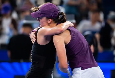 Toptennisster Iga Swiatek (25) in tranen op tennisbaan: 'Hou op met die onzin'