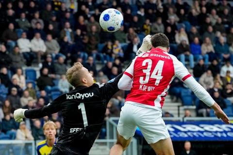 Live Eredivisie |AZ wéér naast Cambuur-tiental na strafschop, elftal van Ajax flink op de schop tegen Groningen