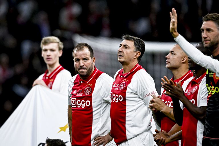 Rafael van der Vaart verheerlijkt zichzelf na terugkeer op voetbalveld: 'Een beetje pepernoten strooien'