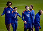 Joshua Zirkzee (uiterst links) op de training van Oranje © ANP