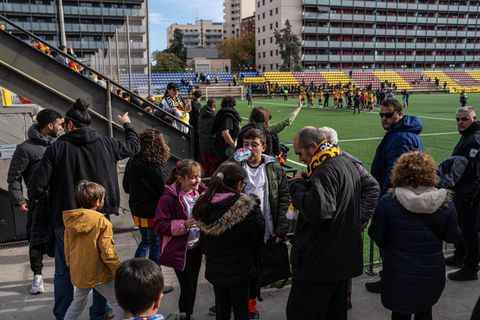Heftige beelden uit Spanje: tribune stort in tijdens chaotische derby