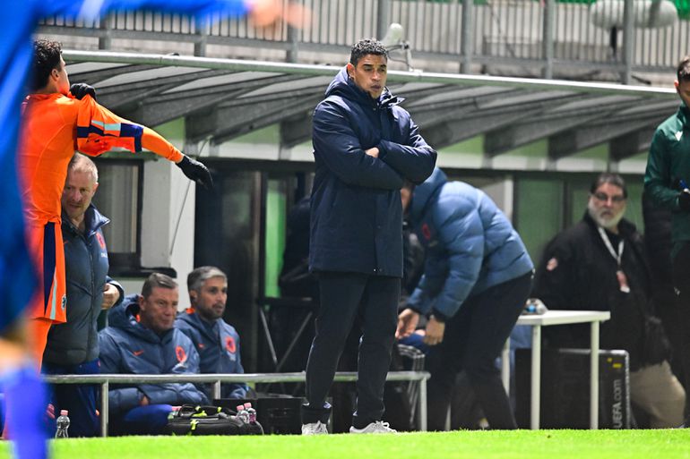 Michael Reiziger ergert zich bij wanvertoning Jong Oranje: 'Héél veel stappen te zetten om écht goede profs te worden'
