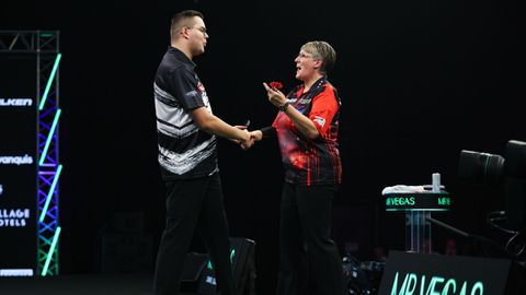 Nederlandse topdarter staat voor pikant duel tegen vrouw: 'Ik denk dat zij twee klasses beter is'