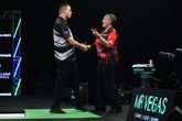 Gian van Veen moet, net als op de Grand Slam of Darts tegen Lisa Ashton, in de finale van het jeugd-WK tegen een vrouw (Beau Greaves). ©PDC