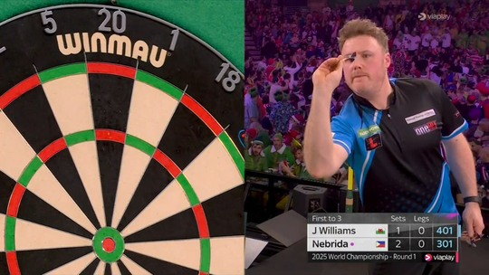 Geen groene maar blauwe cijfers op scorebord WK darts wekken verbazing, dit is waarschijnlijk de reden