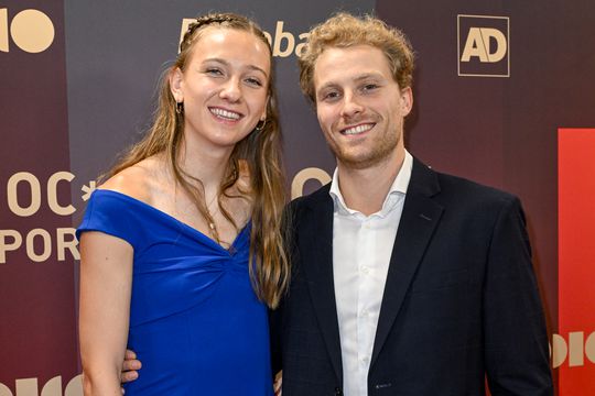 Topatlete Femke Bol trekt met haar vriend en andere sterren volop de aandacht bij sportgala