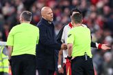 Liverpool-trainer Arne Slot kreeg tegen Fulham zijn derde gele kaart en is dus geschorst voor het bekerduel bij Southampton. ©Getty Images