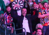 Dolgelukkige fan in Ally Pally hoort live dat hij dankzij negendarter Christian Kist flink rijker is geworden