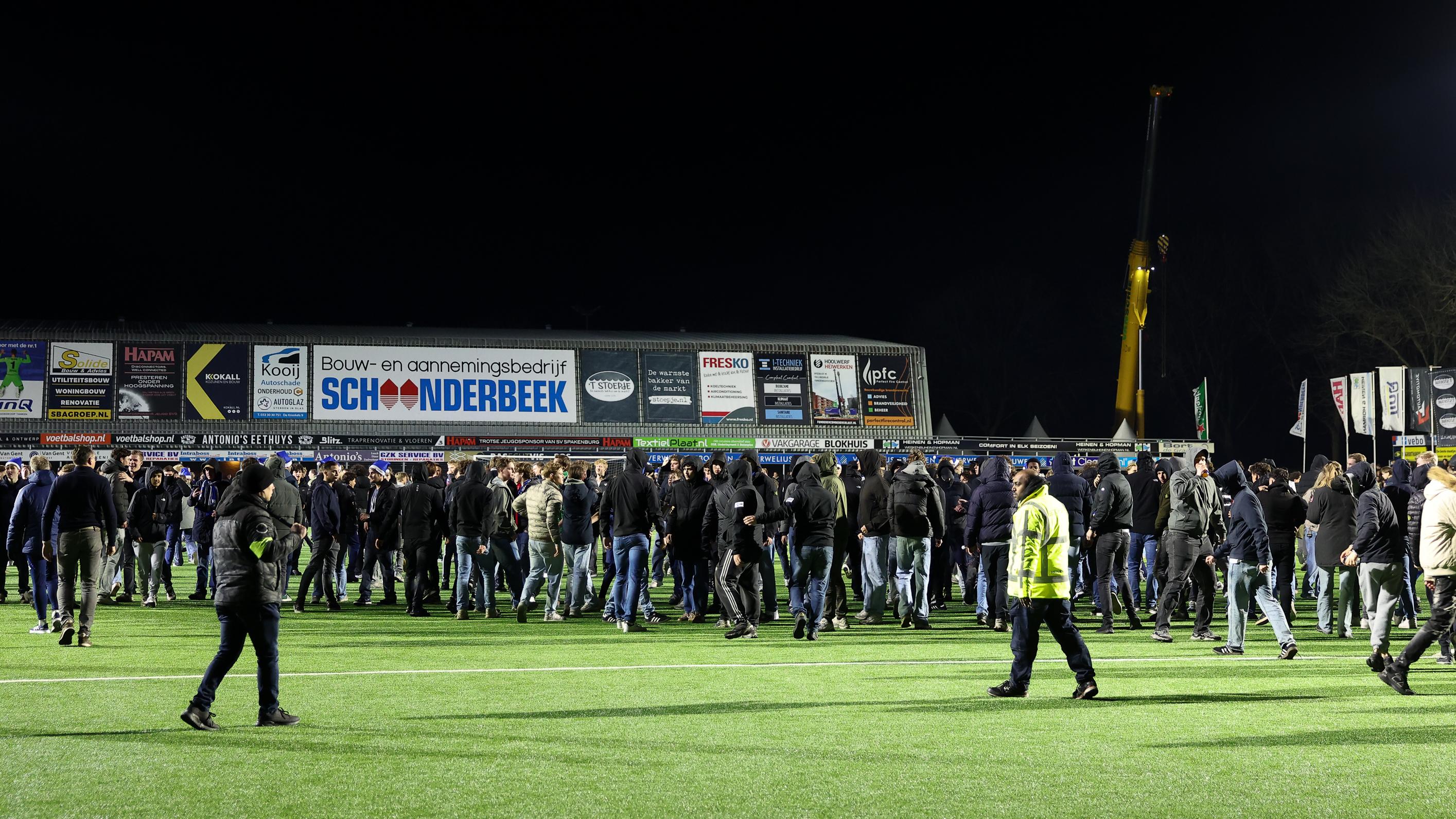 Massale rellen ontsieren bekerduel Spakenburg en FC Twente: 'Dan gaan ...
