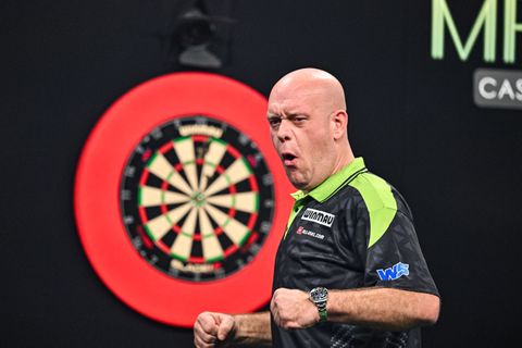 Michael van Gerwen op zijn hoede na debacle Raymond van Barneveld op WK darts: 'Het is geen imbeciel'