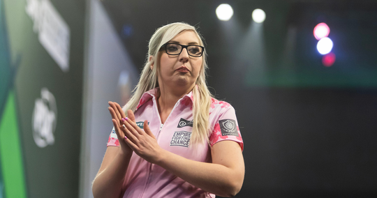 Dit is Fallon Sherrock: 'Queen of the Palace' kampt met ziekte en maakte het uit met collega-darter