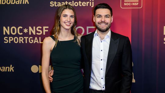 Shorttracker Sjinkie Knegt verschijnt na verrassend besluit met nieuwe vriendin op rode loper