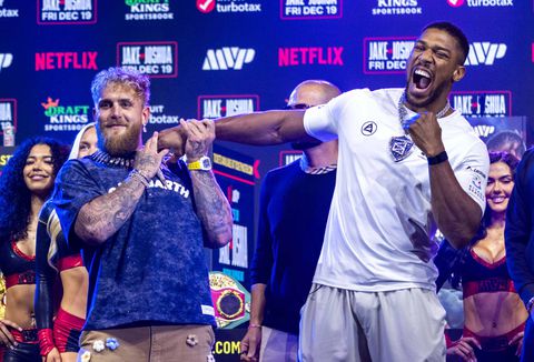 Anthony Joshua laat zich tijdens staredown uit de tent lokken en grijpt peperdure ketting Jake Paul