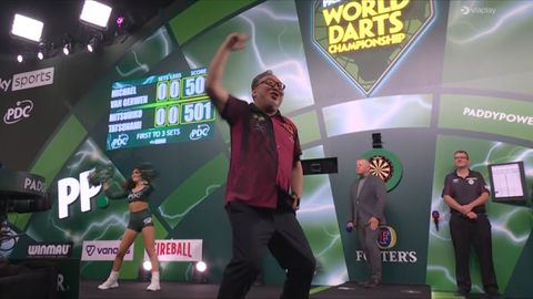 Tegenstander Michael van Gerwen baart opzien met spetterende opkomst op WK darts: 'De oude opa die gezellig doet'