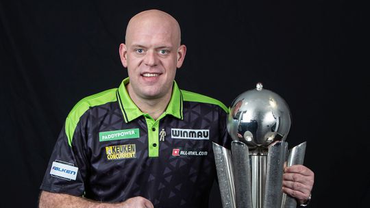 Live WK darts | Michael van Gerwen moet aan de bak tegen taaie Japanner, Jermaine Wattimena bibberend naar tweede ronde