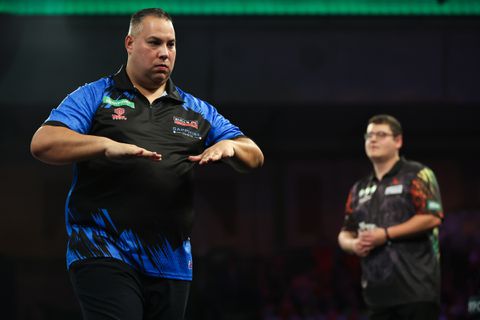 Zenuwachtige Jermaine Wattimena schrikt net op tijd wakker op WK darts tegen haperende Duitser