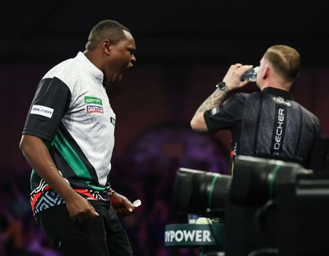 'Grootste stunt ooit' op WK darts: Keniaanse debutant zorgt voor enorm feest in Ally Pally