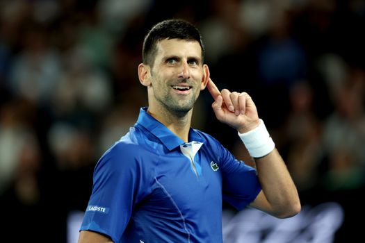Novak Djokovic staat geen set af tegen Tomás Martín Etcheverry bij Australian Open