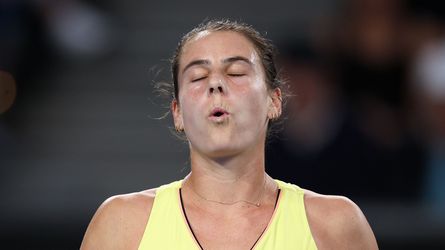 Emma Navarro neemt slokje bier uit flesje van fan bij Australian Open