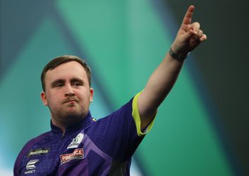 Luke Littler staat in finale Bahrein Darts Masters