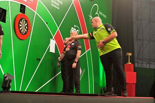 Michael van Gerwen start Bahrein Darts Masters met whitewash: 'Ik wil die trofee winnen'