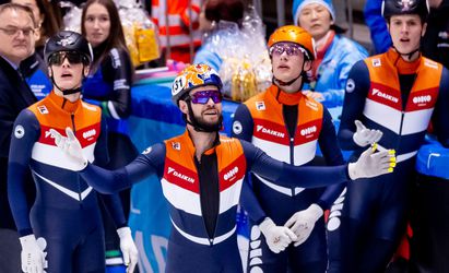 Sjinkie Knegt met Nederlandse shorttrackers bestraft in EK-finale: 'Het is geel of goud'