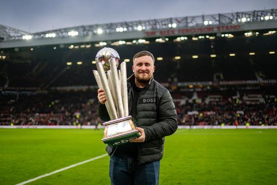 Eindelijk iets te klappen voor fans geplaagd Manchester United: dartssensatie Luke Littler toont WK-beker