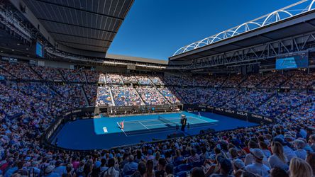 Nederlandse tennisster ziet kind flauwvallen in armen van haar partner op Australian Open