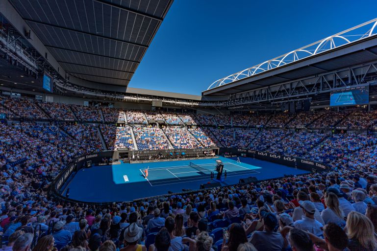 Nederlandse tennisster ziet kind flauwvallen in armen van haar partner op Australian Open