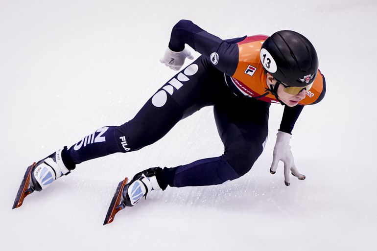 Opmerkelijk zilver voor Nederland op EK shorttrack na val van Jens van 't Wout