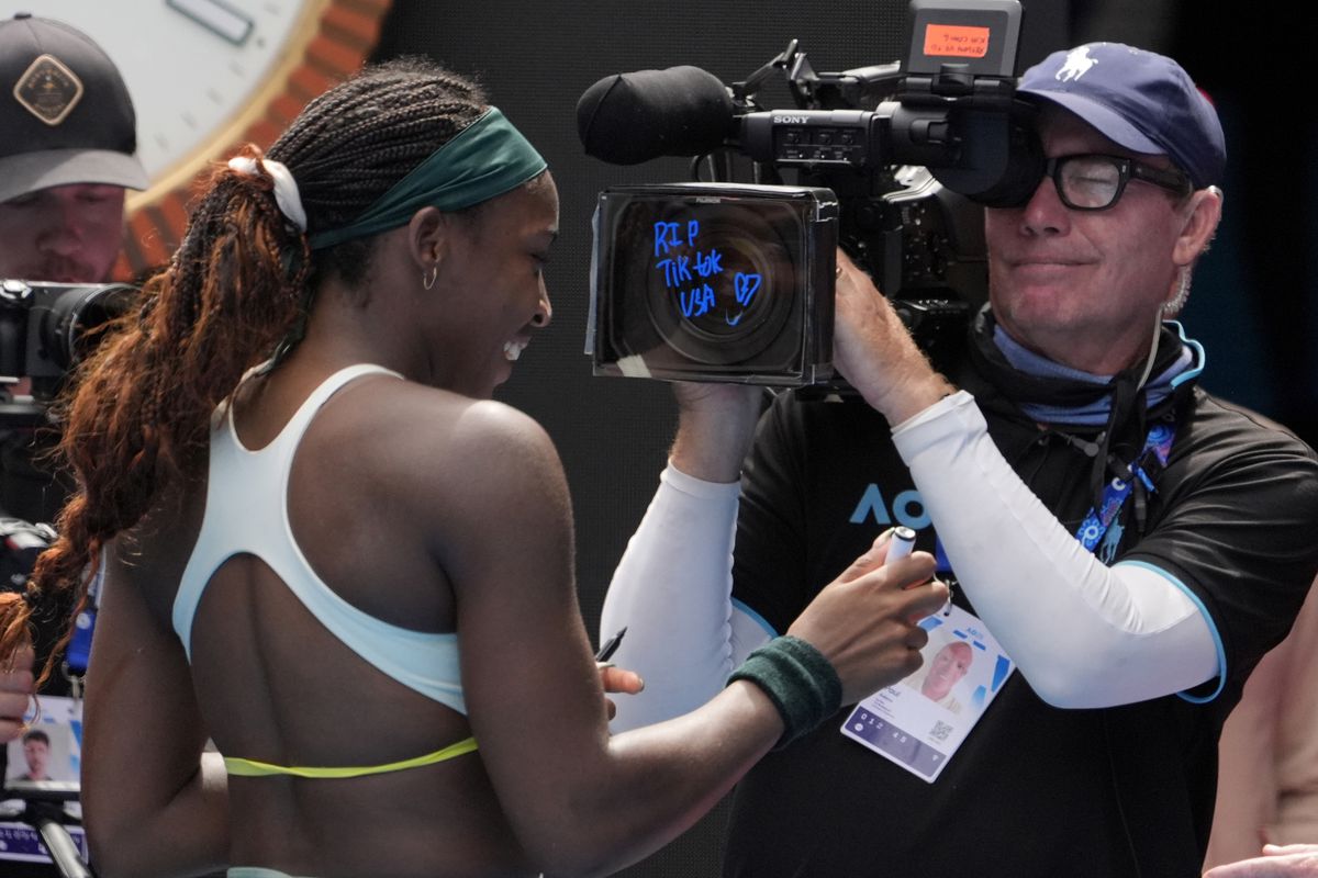 Tennisster Coco Gauff schrijft 'RIP' en gebroken hart op cameralens na zege op Australian Open: 'Echt triest'