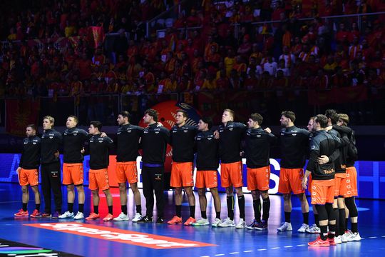 Nederland verzekerd van hoofdtoernooi WK handbal, ondanks nipte nederlaag in duel om groepszege