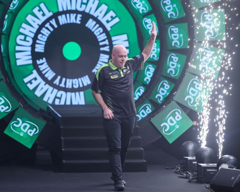 Topdarter Michael van Gerwen haalt schouders op over absurde bonus in Saoedi-Arabië: 'Dat boeit me echt helemaal niks'