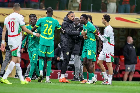 Roep om ingrijpen na 'stuitend gedrag' Senegal in finale Afrika Cup: 'Dit mag je nooit tolereren'