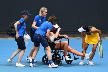 Trieste aftocht op Australian Open: 21-jarige tennisster in tranen en per rolstoel van de baan