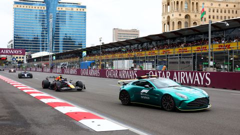 Max Verstappen achter de safety car © Getty Images